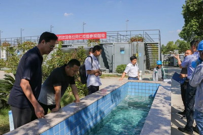 與會(huì)代表參觀開創(chuàng)環(huán)保杭州余杭應(yīng)急污水處理項(xiàng)目設(shè)施